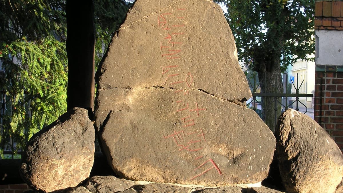 Runenstein von Rogäsen