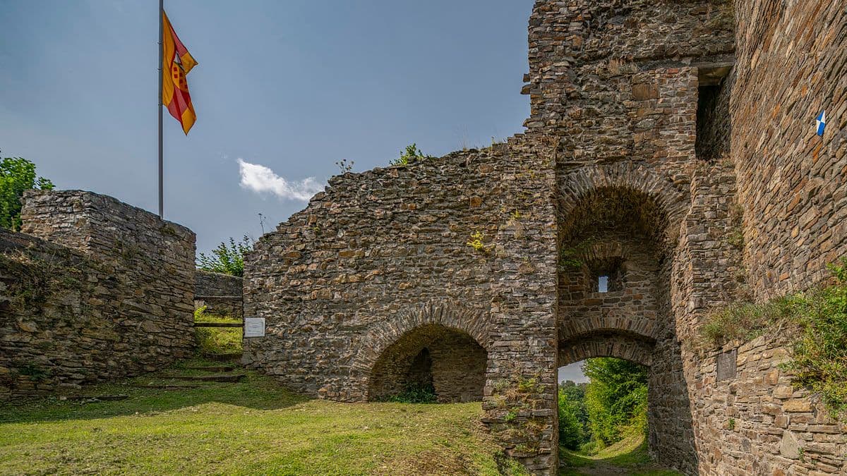 Westseite der Kernburg mit Burgtor
