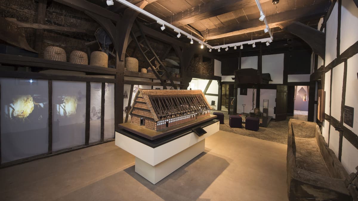 Bauerndiele mit Modell der Wehlburg