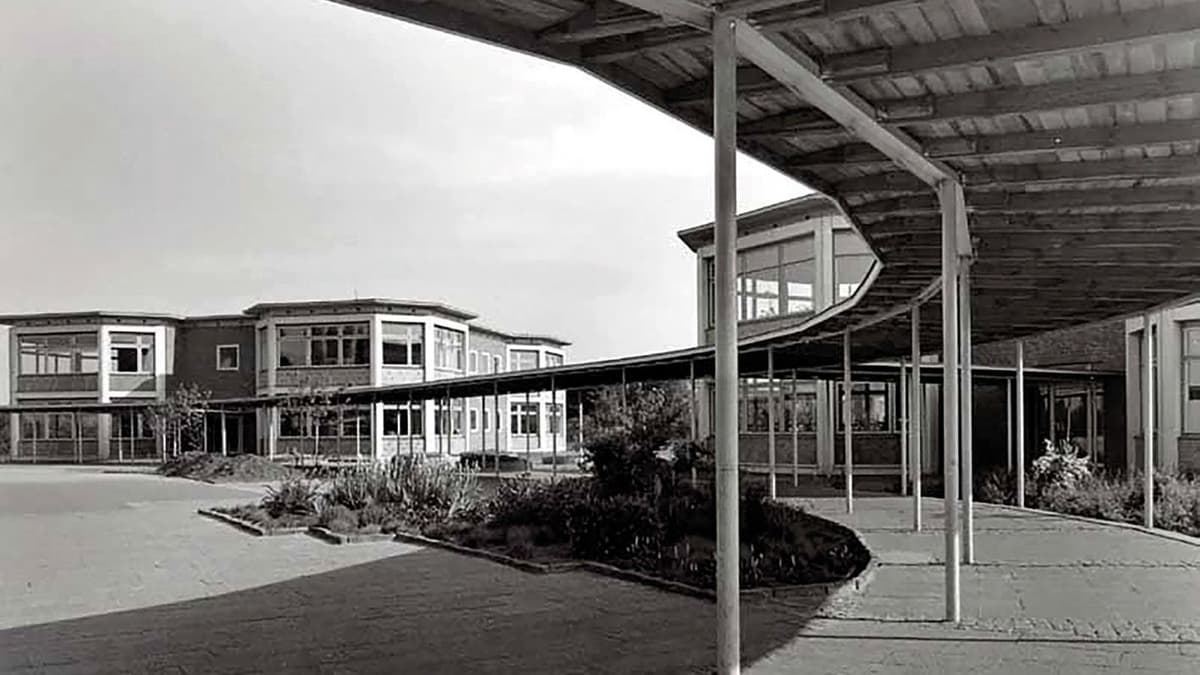 Geschwungener Verbindungsgang zwischen den Klassenpavillons