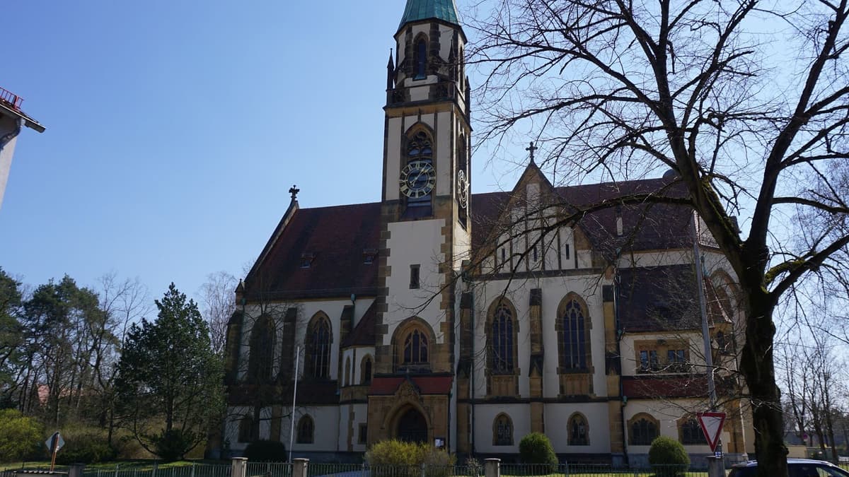 Haupteingang der Kirche