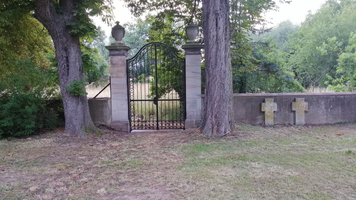 Friedhof Peseckendorf, Westtor. Das Tor wurde in den letzten jahren restauriert.