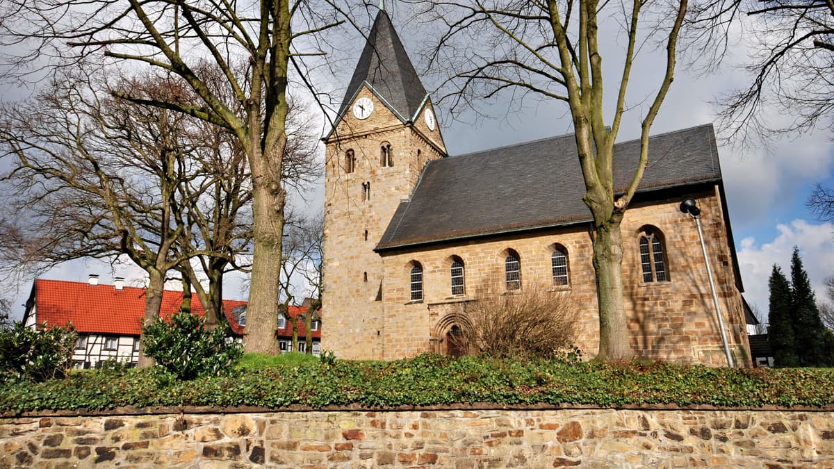 Die im 13. Jahrhundert errichtete und auf einer Anhöhe gelegene St.-Johann-Baptist-Kirche ist in ein Ensemble historischer Fachwerkbauten eingebettet