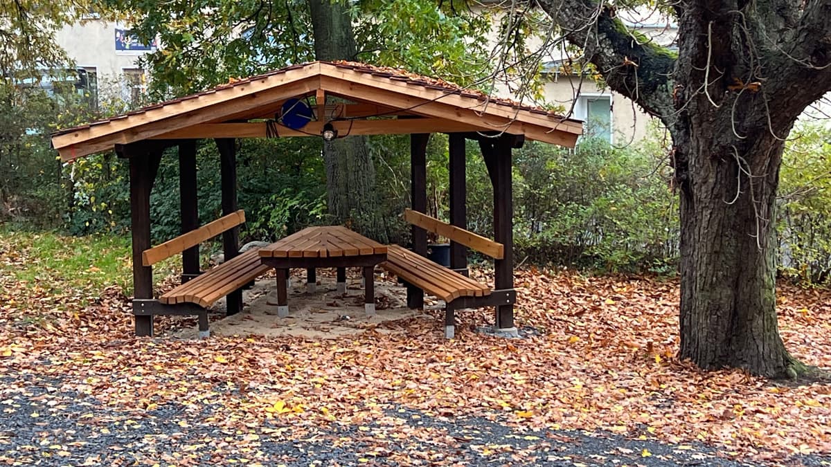 Schutzhütte vor der Neuen Kirche Golm