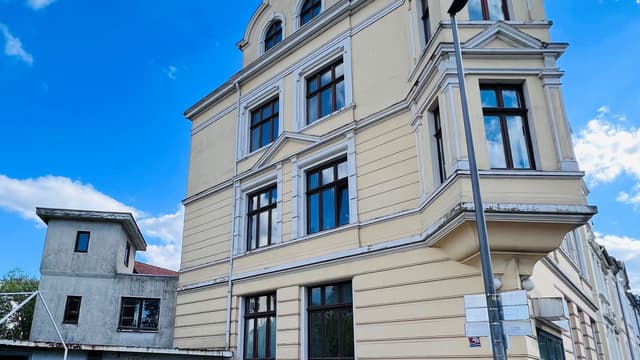 Wohn- und Geschäftshaus mit Hintergebäude „Alte Schmiede“