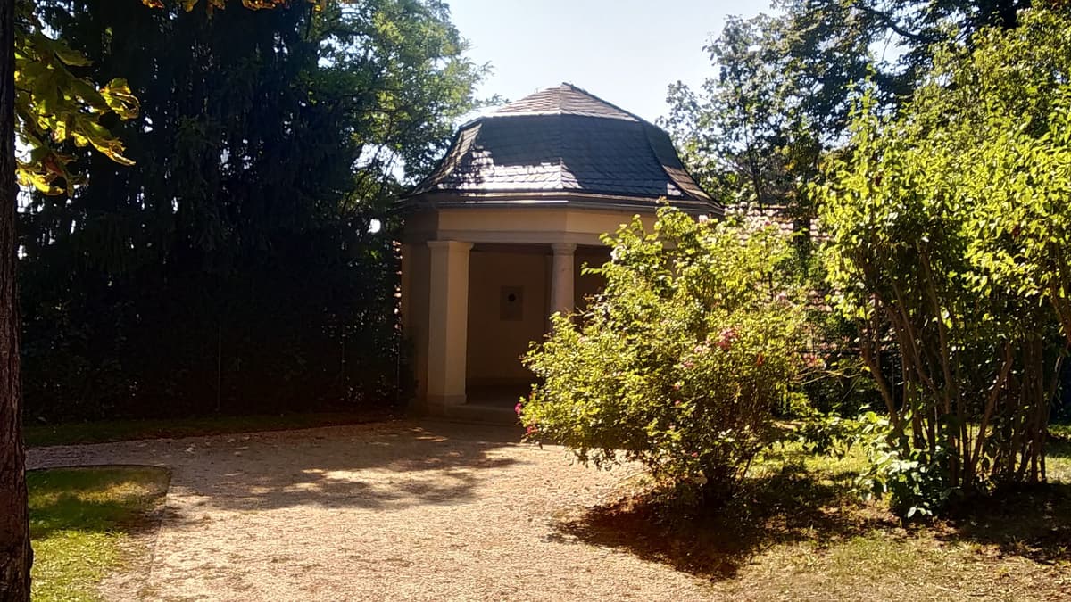Garten der Villa Rosenthal, Pavillion zum Gedenken an den 1914 in Frankreich gefallenen Sohn Curt