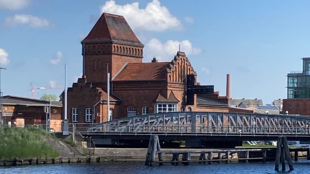Drehbrücke mit Brückenhaus, Museumshafen und historischen Schiffen
