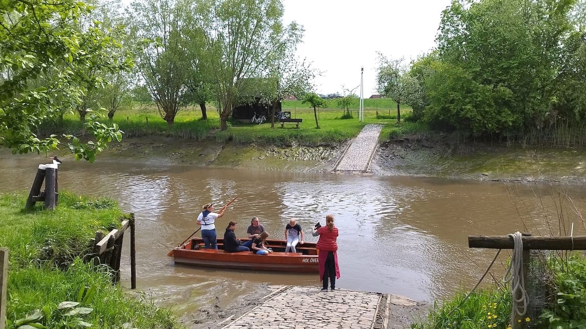 Fährfrau Sabrina bei Niedrigwasser an der Krückau