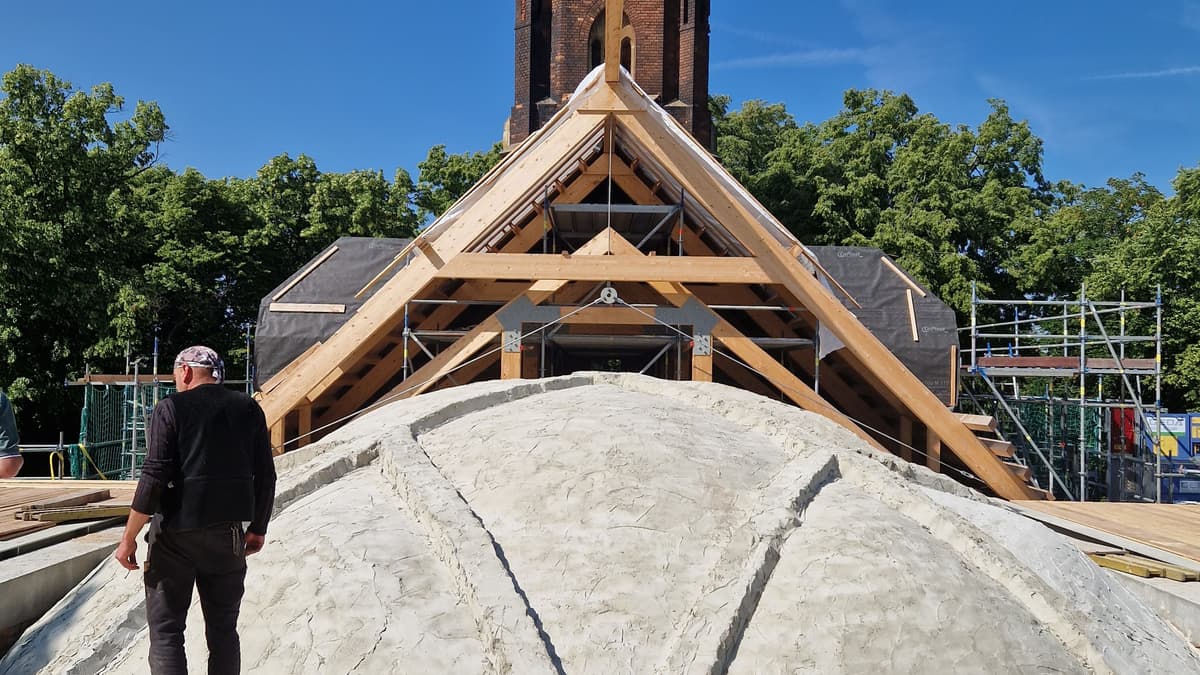 Sanierte Kuppel und neues Dach