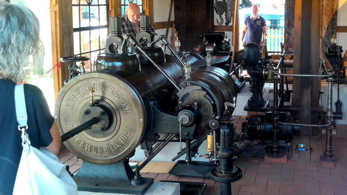 Anblick der historischen Dampfmaschine Nr. 549 von 1895