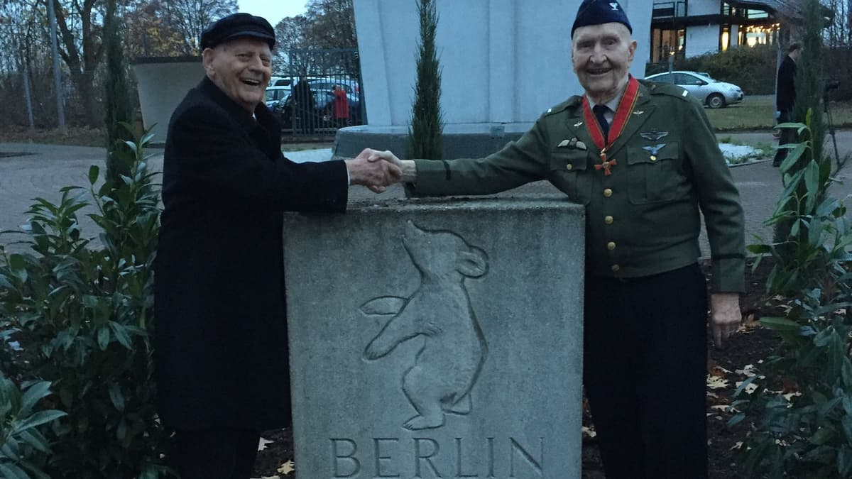 Heico Last (BdBFB) und "Candy-Bomber" Gail Halvorsen 1m 9.11.2016