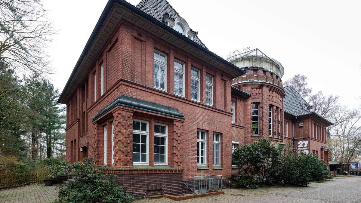 Verwaltungsgebäude Pulverfabrik Düneberg, Straßenseite