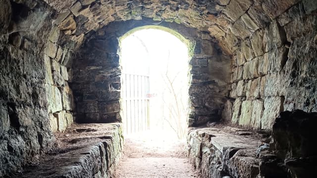 Quellstube und Aquädukt an der Trießnitz bei Winzerla