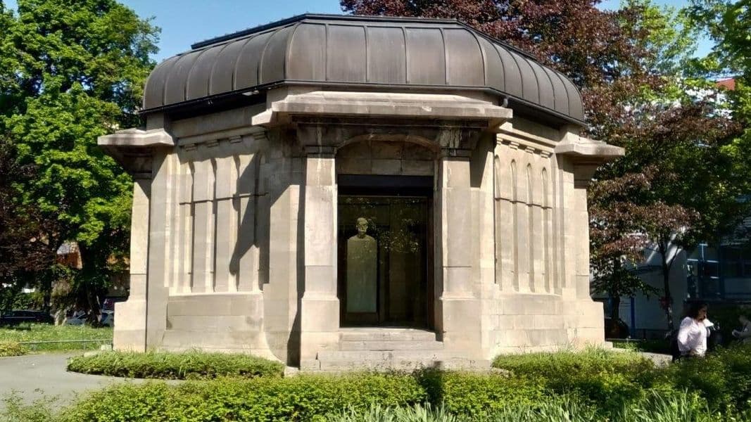 Abbe-Pavillon mit geöffneten Türen, im Inneren sichtbar die Marmorherme mit der Büste Abbes