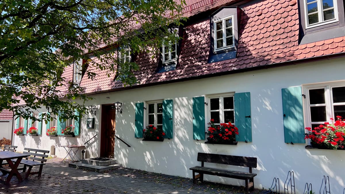 Altes Schulhaus in Unterweikertshofen, Außenansicht