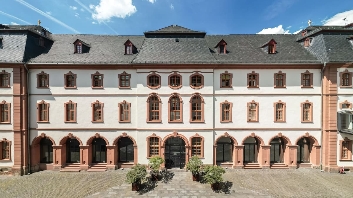 Dikasterialgebäude Eingang