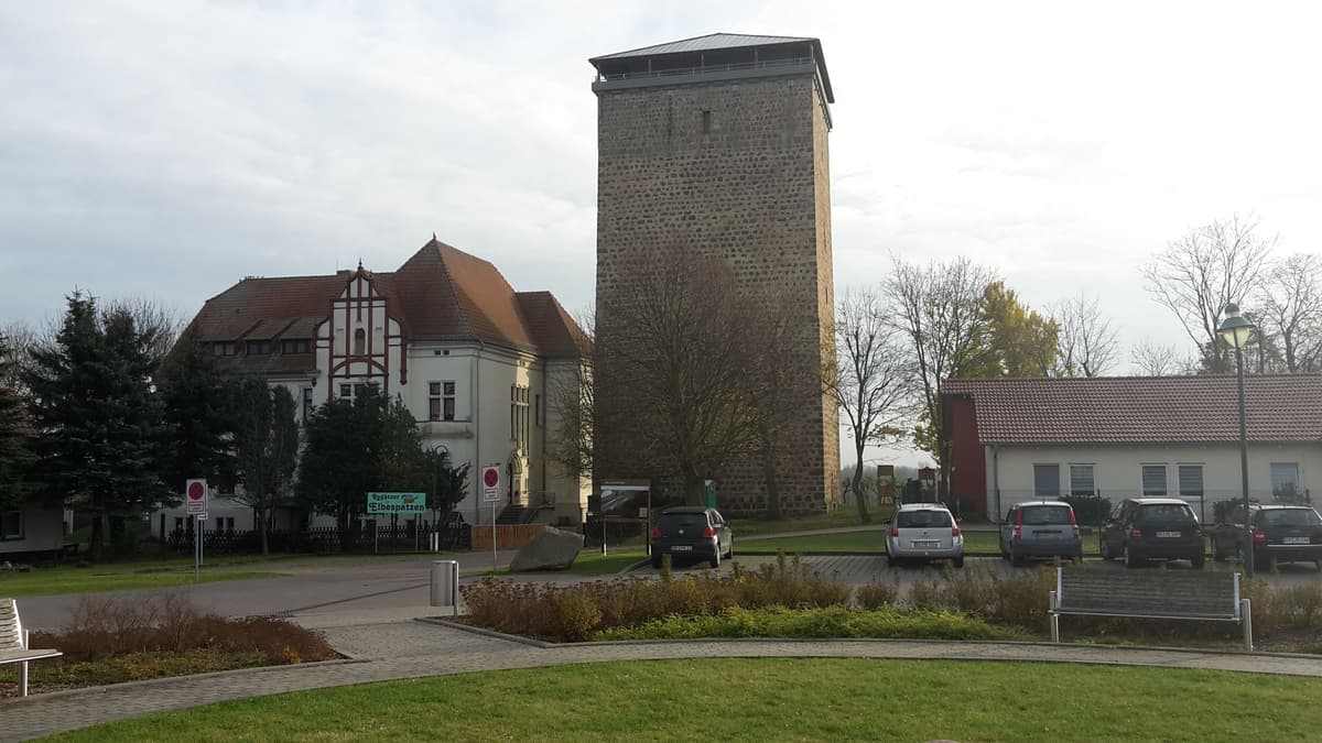 Klutturm mit Schloss