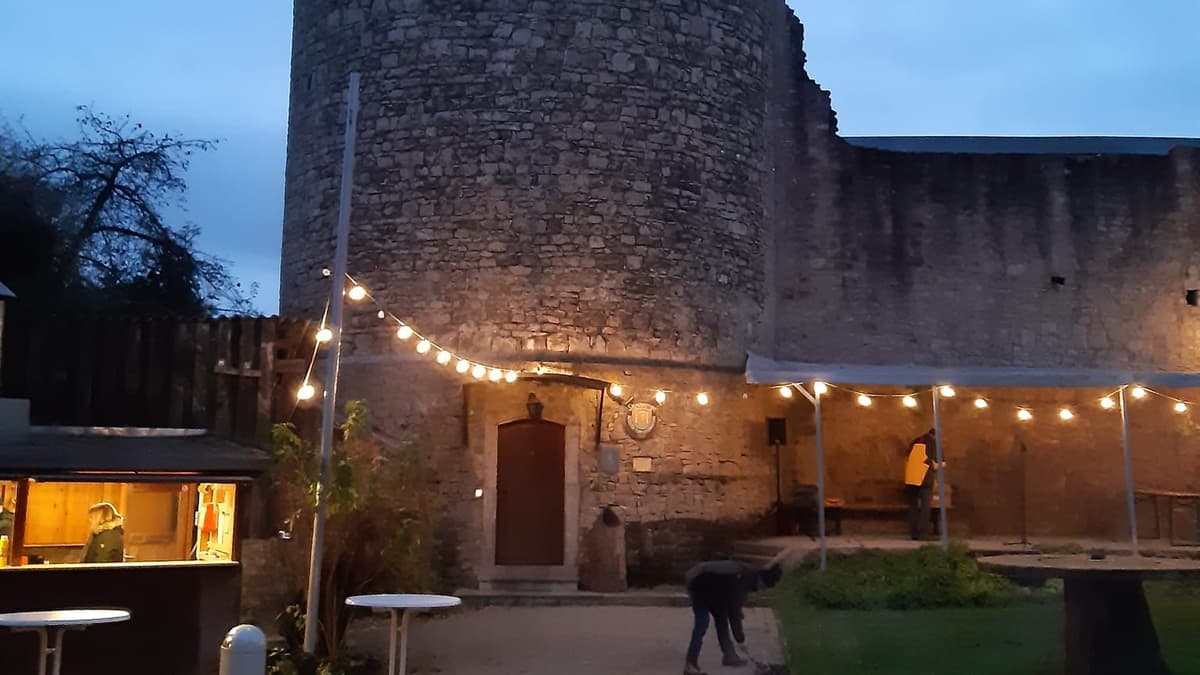 Eingang zum Salmannsturm am Abend