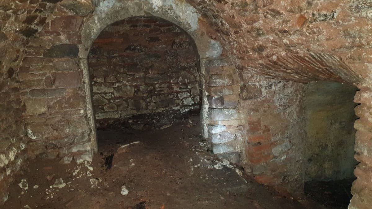 Unzugänglicher Abschnitt am Ende des Kellers