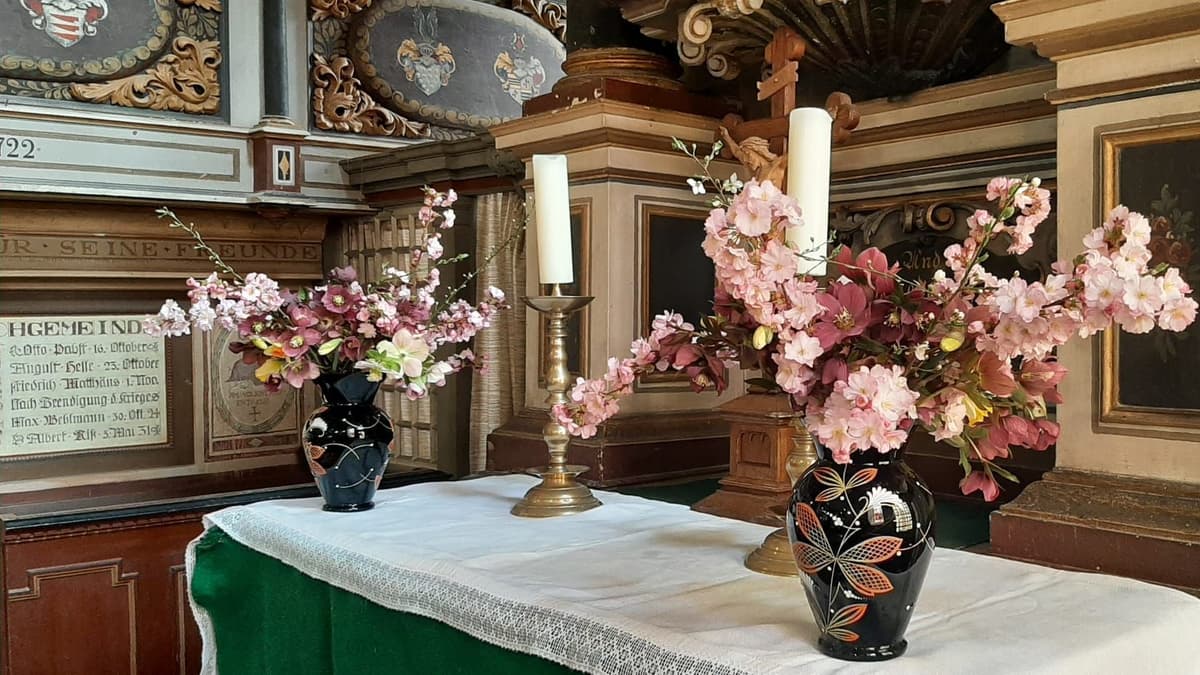 Altar mit Blumenschmuck