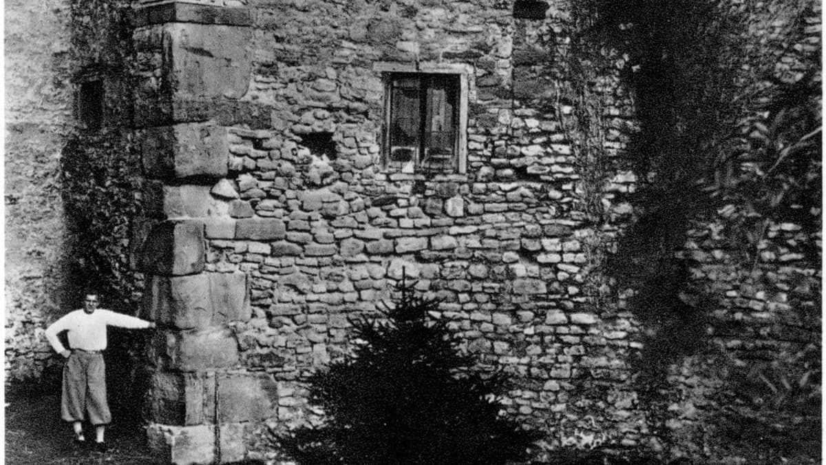 RUINE. Um 1900. Teile der Aula regia sind in Privatbesitz übergegangen, der Bestand zerfällt durch Steinraub und Verwitterung