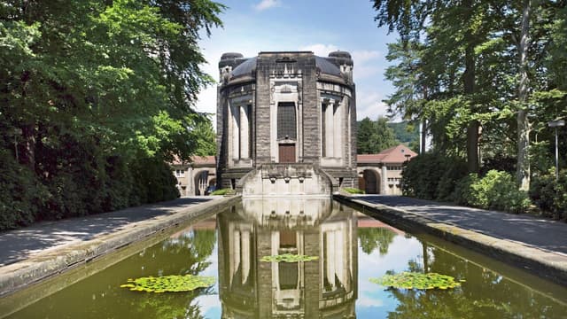 Krematorium mit Urnenhain