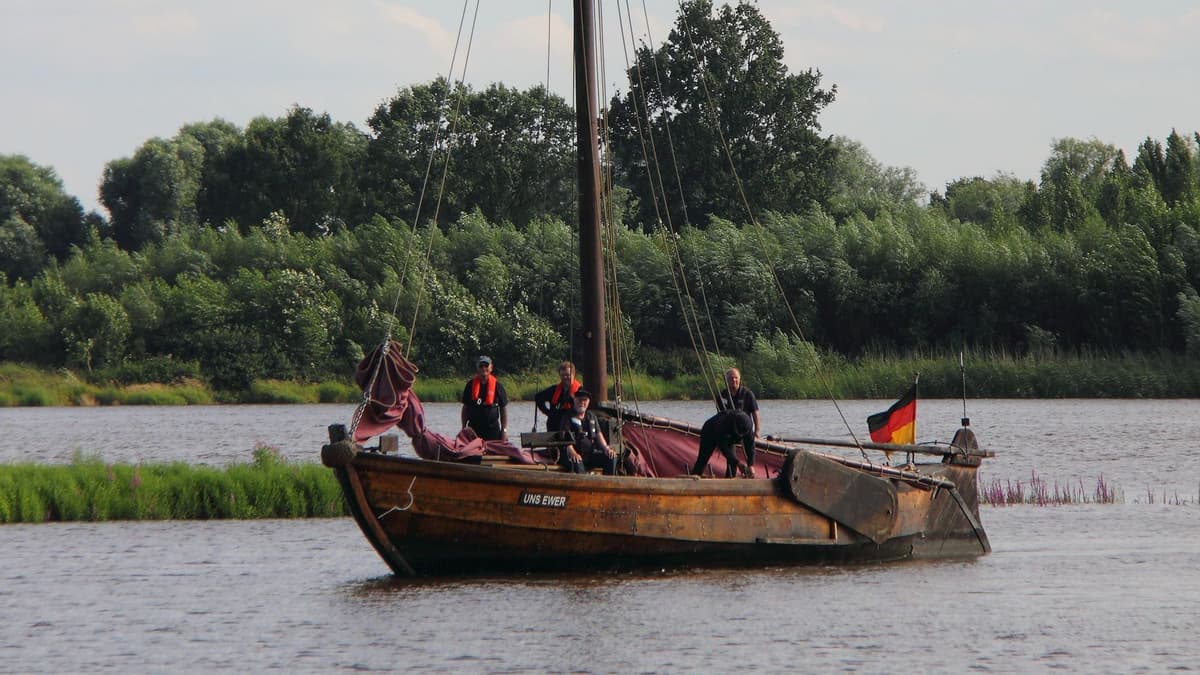 Ewer auf der Elbe