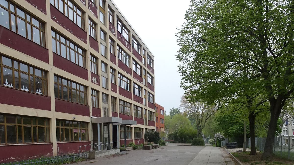 ehem. "Goethe-Schule" Winzerla, Ostfassade des östl. Gebäudeteils
