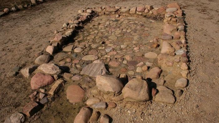 Wiederaufgebaute Vergangenheit im Außenbereich