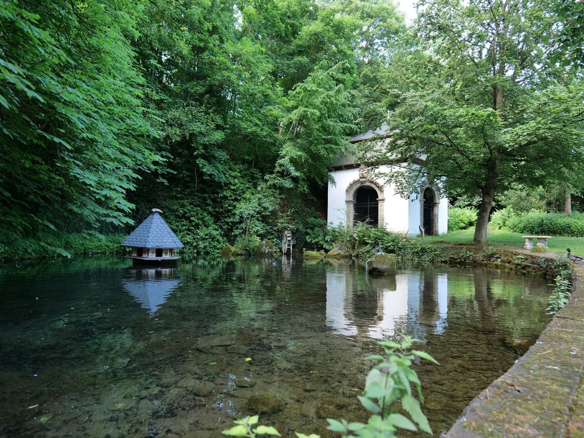 Barocker Grottenpavillon am Weiher des Schlossparks