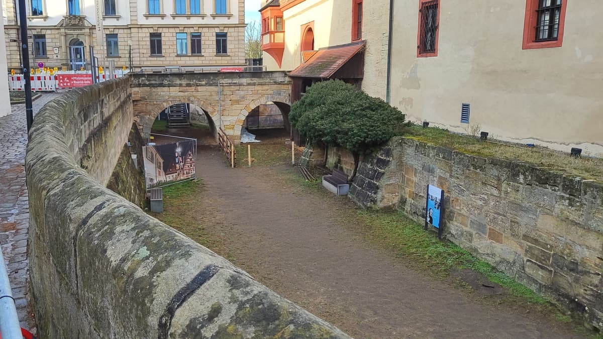 Blick in den Burggraben mit Brücke