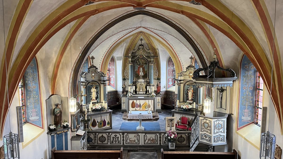 Der prachtvolle Innenraum der Kirche St. Martin in Niederlauch