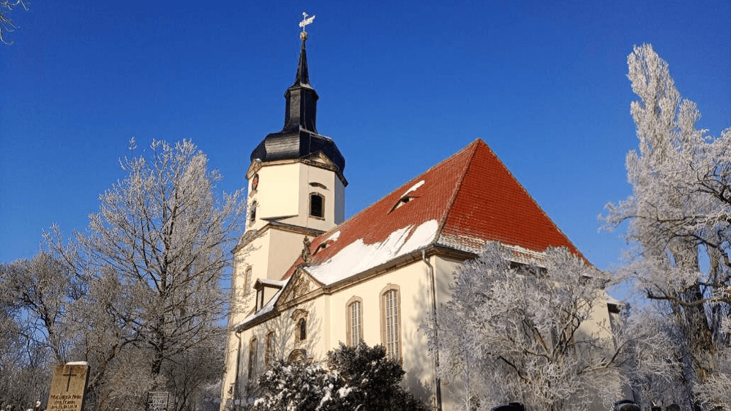 Dorfkirche Schkopau im winterlichen Outfit