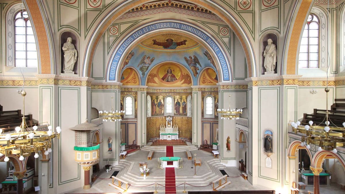 Blick in die Apsis der Kirche St. Peter und Paul