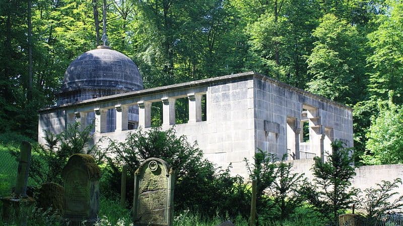 Blick vom Jüdischen Friedhof zum Weil-Mausoleum