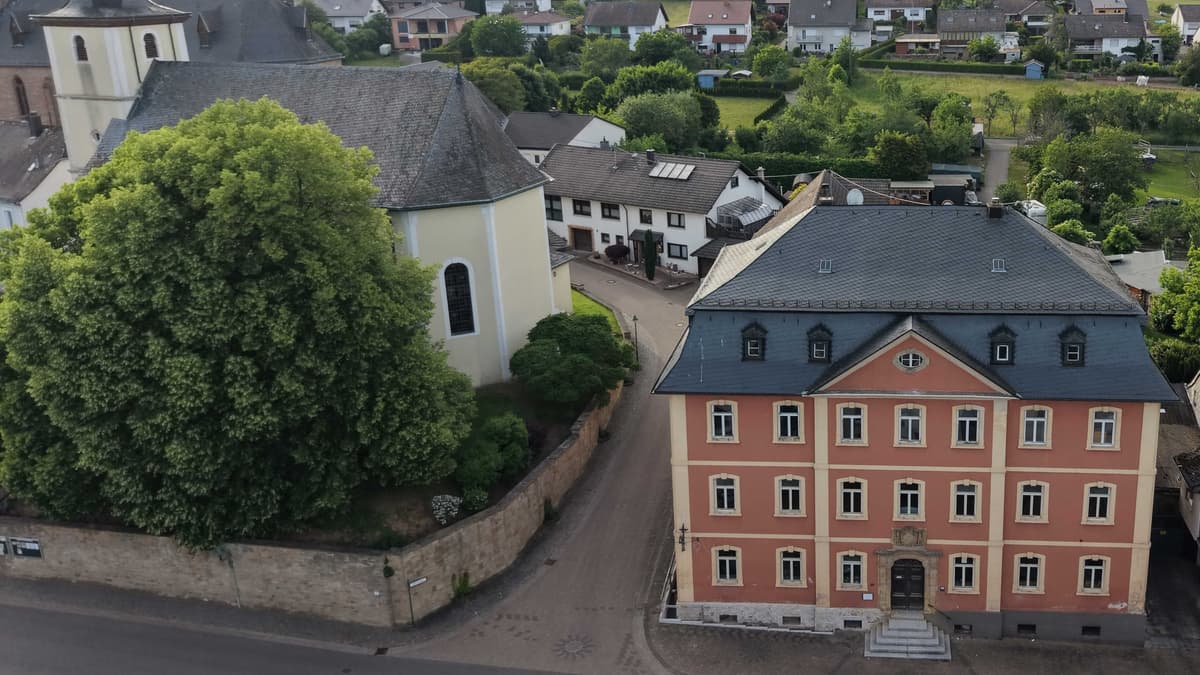 Schloss Sien mit Kirche