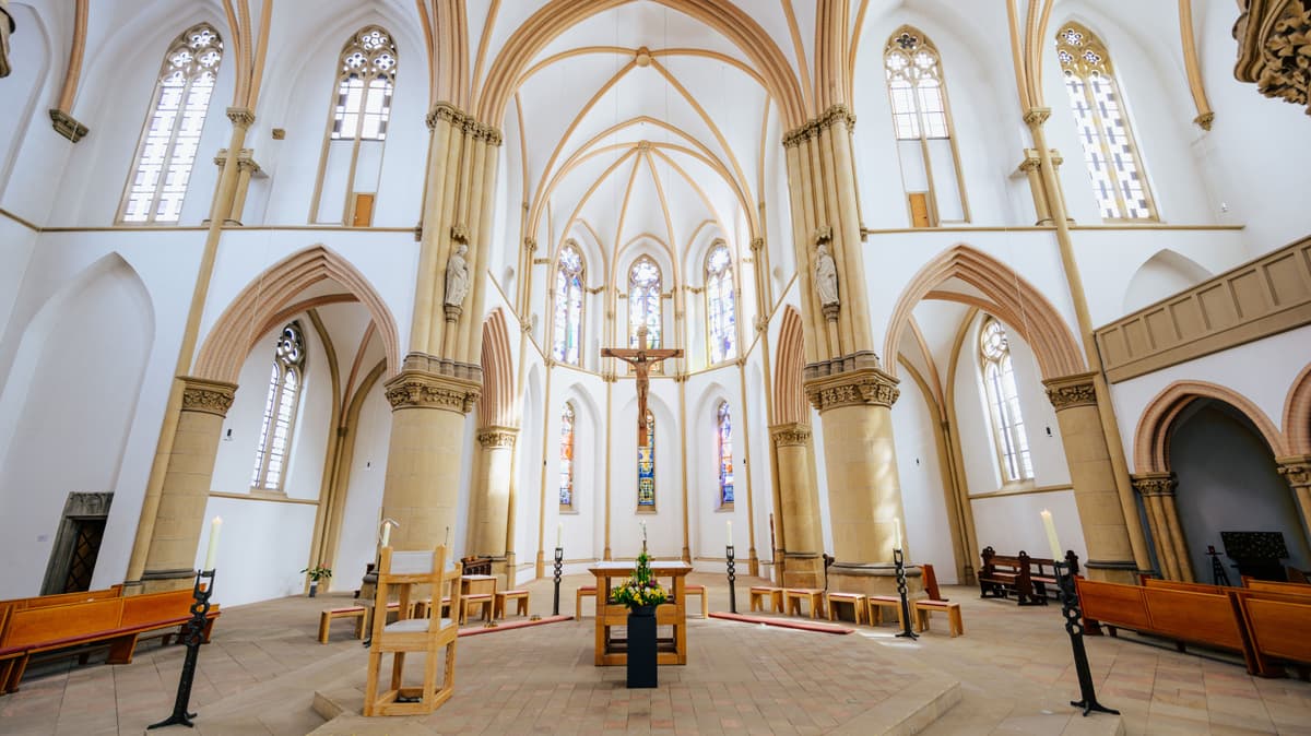 Chor und Vierungsaltar in der Stiftskirche