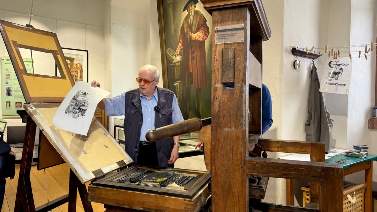 Drucktag an der historischen Druckerpresse