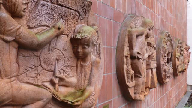 Terrakotta-Reliefs am Erweiterungsbau der Karl-Sellheim-Schule