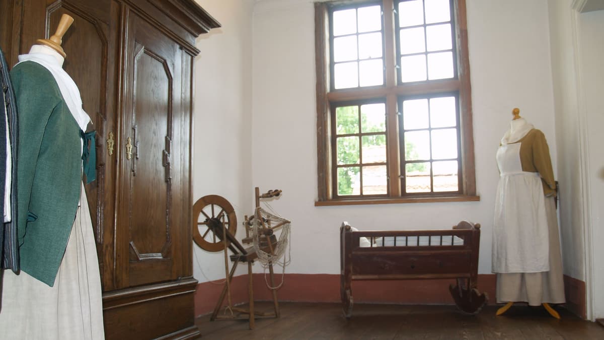 Blick in das Obergeschoss: Bürgerlliche Kleidung