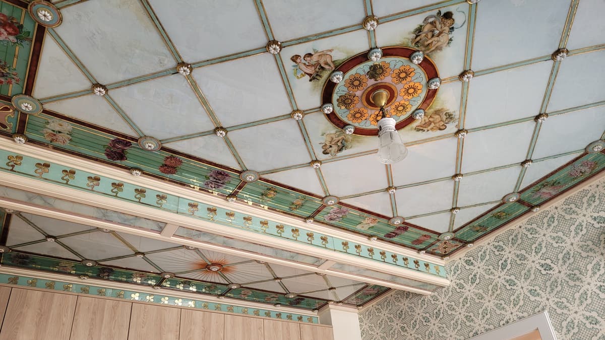 Glasdecke und Wandfliesen
