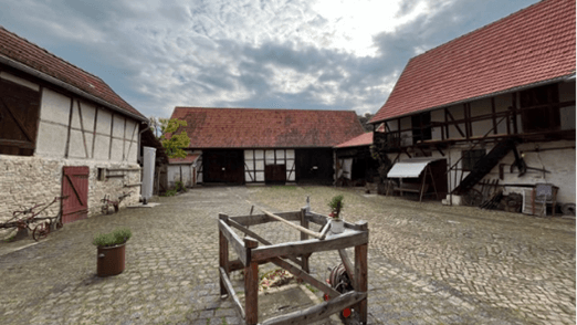 Hofansicht / Scheune und Nebengebäude