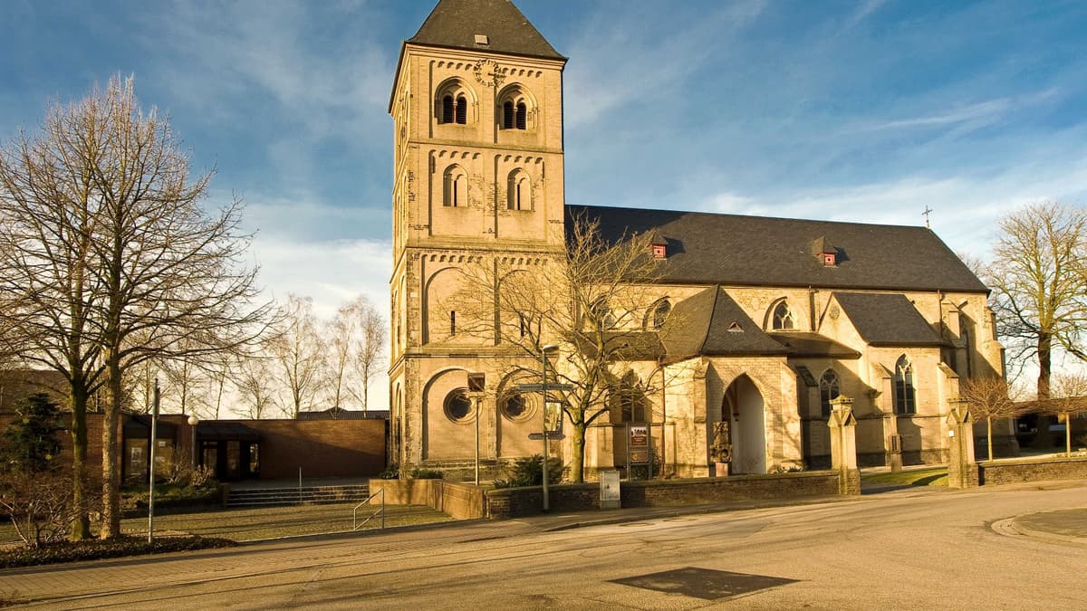Kirche Ginderich – außen
