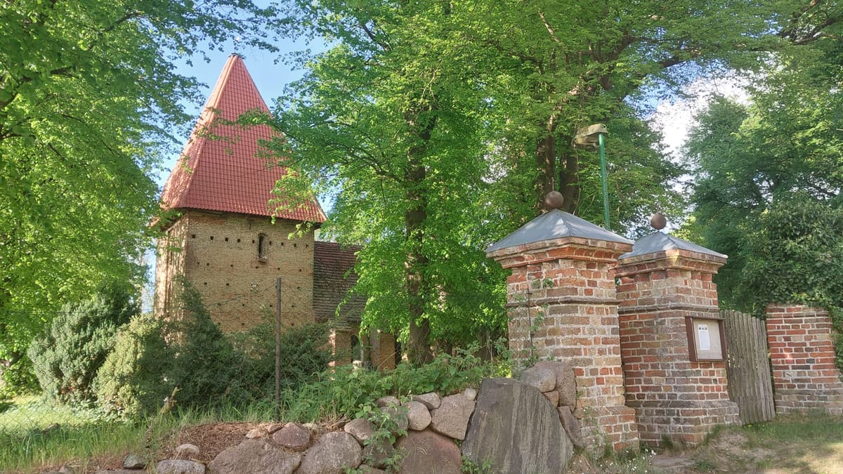 Kirche Wiendorf von Süden mit Tor