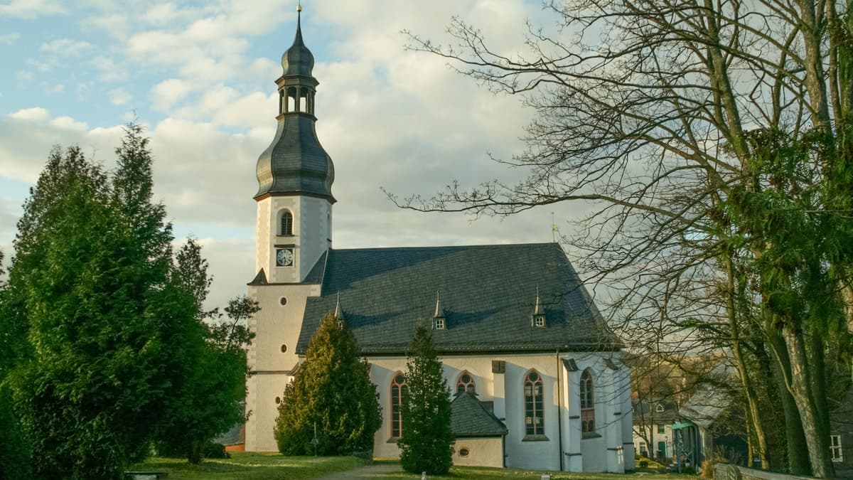 Salvatorkirche mit Friedhof