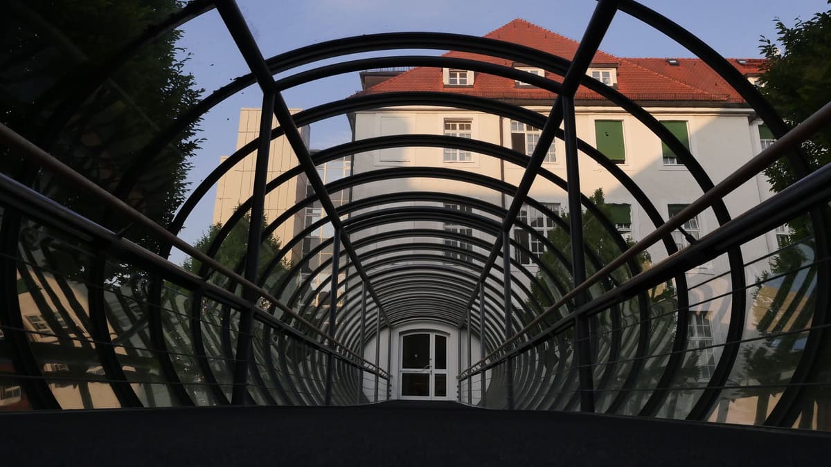 Gläserner Übergang zum Langbau