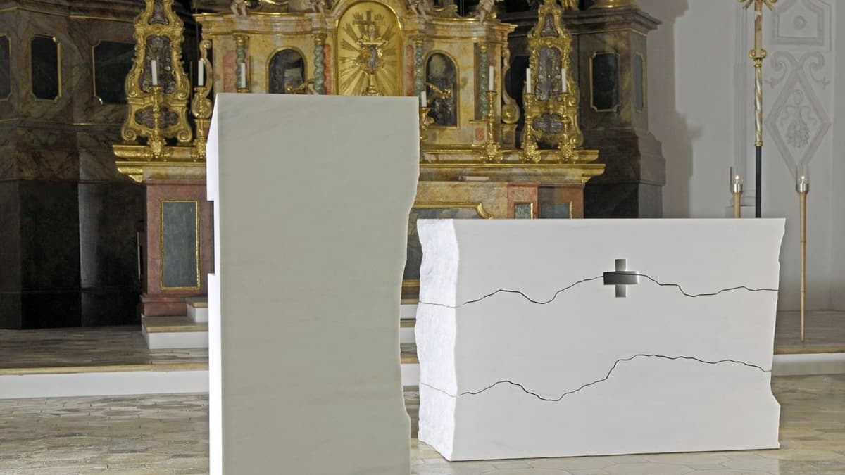 Neuer Altar und Ambo