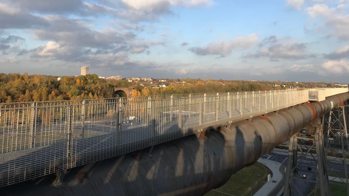 Der rund 300 Meter lange Steg auf der ehem. Gichtgasleitung führt in 26 Metern Höhe mitten durch die Industriegeschichte Hördes