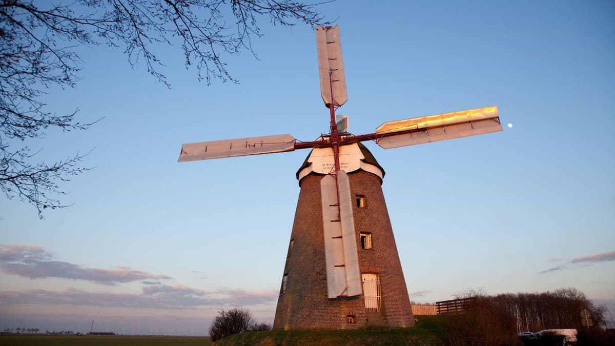 Windmühle Breberen in der Abenddämmerung