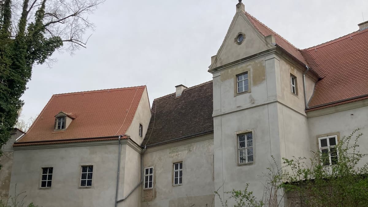 Parkseite mit Treppenturm